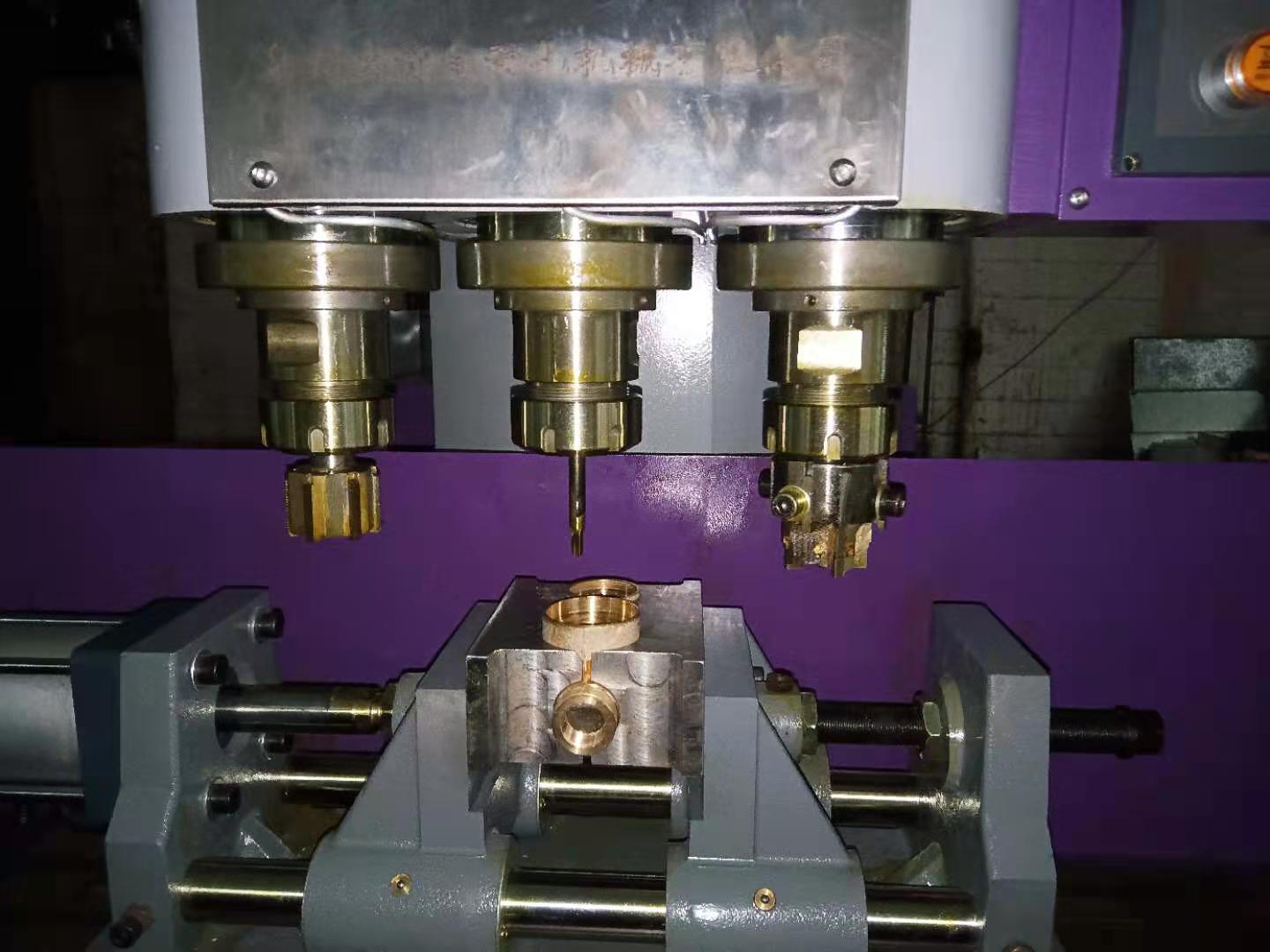 Mesin Tiga sumbu CNC